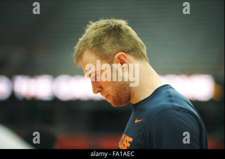 Syracuse, NY, STATI UNITI D'AMERICA. Xix Dec, 2015. Siracusa guard Trevor Cooney (10) durante le attività di pregame. Siracusa sconfitto Cornell 67-46 al Carrier Dome in Syracuse, New York. Foto di Alan Schwartz/Cal Sport Media/Alamy Live News Foto Stock