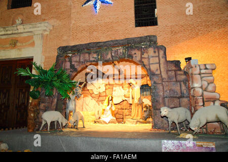 A Torrejon de Ardoz, Spagna 19 dicembre 2015: una vita dimensionato presepe o belen nella piazza principale accanto alla chiesa di Torrejon de Ardoz, una cittadina a circa 20km da Madrid. Ogni anno la città è riccamente decorato per il Natale con le luci e la piazza principale riempito con attrazioni per bambini e famiglie. Credito: James Brunker/Alamy Live News Foto Stock