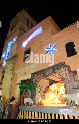 A Torrejon de Ardoz, Spagna 19 dicembre 2015: una vita dimensionato presepe o belen nella piazza principale accanto alla chiesa di Torrejon de Ardoz, una cittadina a circa 20km da Madrid. Ogni anno la città è riccamente decorato per il Natale con le luci e la piazza principale riempito con attrazioni per bambini e famiglie. Credito: James Brunker/Alamy Live News Foto Stock