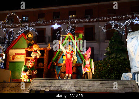 A Torrejon de Ardoz, Spagna 19 dicembre 2015: Vita dimensionato Pinocchio figure nella piazza principale di Torrejon de Ardoz, una cittadina a circa 20km da Madrid. Ogni anno la città è riccamente decorato per il Natale con le luci e la piazza principale riempito con attrazioni per i bambini e le famiglie, comprese le grandi figure di fiabe e storie per bambini. Credito: James Brunker/Alamy Live News Foto Stock