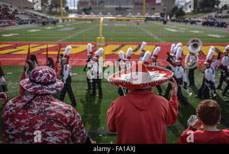 Albuquerque, Nuovo Messico, Stati Uniti d'America. Xix Dec, 2015. Ufficiale.Un pranzo casa è venuto a vedere il Lobos giocare Arizona sabato pomeriggio in Gildan New Mexico Bowl presso University Stadium. Albuquerque, New Mexico © Roberto E. Rosales/Albuquerque ufficiale/ZUMA filo/Alamy Live News Foto Stock