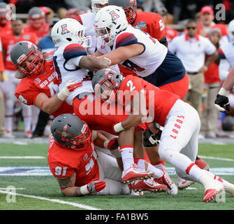 Albuquerque, Nuovo Messico, Stati Uniti d'America. Xix Dec, 2015. Nuovo Messico Lobos' DAKOTA COX, KIMMIE CARSON e NIK D'ARRESTO AVANZO Arizona Wilcats' JARED BAKER nella prima metà del NCAA Football azione al campo di diramazione. © Jim Thompson/Albuquerque ufficiale/ZUMA filo/Alamy Live News Foto Stock