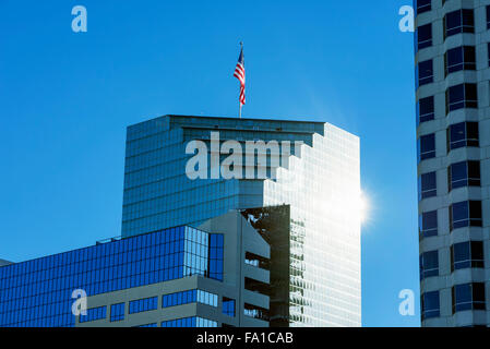 Edifici, bandiera americana, mattina, downtown. San Diego, California, Stati Uniti d'America. Foto Stock