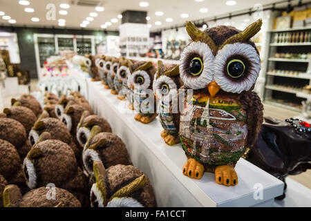 Le vendite del negozio di souvenir (owl) in uno dei negozi, grandi e popolari fra i turisti shopping center sulla costa anatolica. Foto Stock