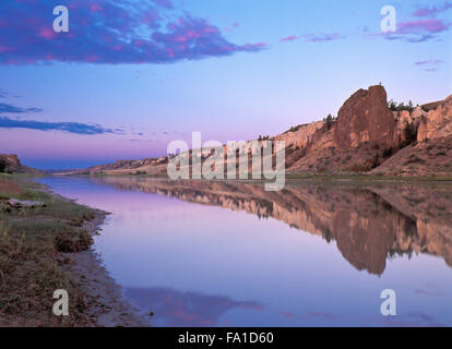 alba sopra la sezione bianca delle scogliere del fiume selvaggio e panoramico missouri vicino a virgelle, montana Foto Stock