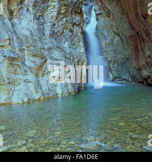 Cascata su terreni fangosi creek in un canyon lungo il Rocky Mountain Front vicino bynum, montana Foto Stock