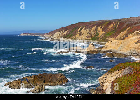 Vista panoramica della rocciose e frastagliate del Pacifico la linea costiera. Foto Stock