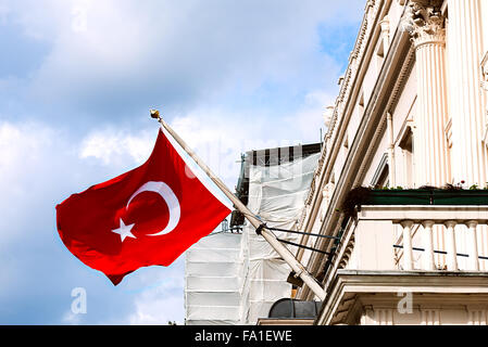 Bandiera turca sventolata dal balcone di ambasciata a Londra vista esterna ingresso anteriore esterno Foto Stock