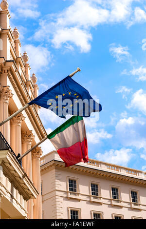 Italiano e Unione europea bandiere sventolano dall' ambasciata balcone a Londra vista esterna all'aperto ingresso anteriore Foto Stock