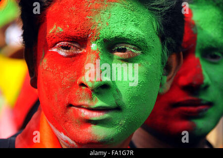 Pechino, Bangladesh. Xvi Dec, 2015. Un uomo con il suo volto dipinto prende parte alla celebrazione del 44th la Giornata della Vittoria a Dhaka, nel Bangladesh, Dic 16, 2015. © Shariful Islam/Xinhua/Alamy Live News Foto Stock