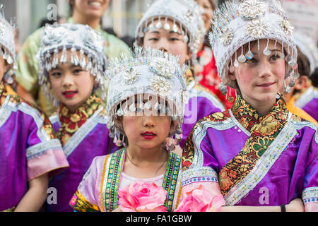 I bambini vestiti in costumi elaborati a San Francisco il Capodanno cinese parade. Foto Stock