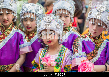 I bambini vestiti in costumi elaborati a San Francisco il Capodanno cinese parade. Foto Stock