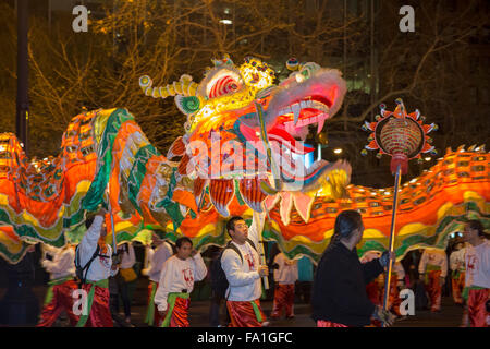 Dragon dance su Market Street a San Francisco annuale del nuovo anno cinese parade Foto Stock