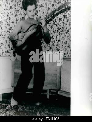 1955 - infanzia a casa in Liverpool - 13 anni fa - George Harrison svolge la sua prima chitarra e la sua età? 12. © Keystone Pictures USA/ZUMAPRESS.com/Alamy Live News Foto Stock