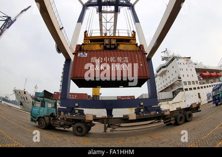 Yantai, cinese della provincia dello Shandong. Xx Dec, 2015. Corea del Sud la merce arriva al porto di Yantai, est della Cina di Provincia di Shandong, Dic 20, 2015. La Corea China-South Accordo di libero scambio è entrato in vigore domenica. © codolo Ke/Xinhua/Alamy Live News Foto Stock