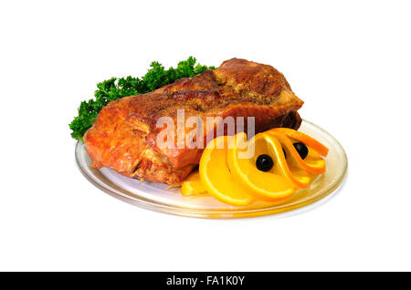 Pezzo di carne arrosto con arance e olive isolato Foto Stock