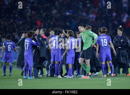 Yokohama Kanagawa, Giappone. Xx Dec, 2015. Il Sanfrecce Hiroshima celebrare la squadra dopo aver vinto la partita tra Guangzhou Evergrande e Sanfrecce Hiroshima presso l'International Stadium Yokohama. © Marcio Machado/ZUMA filo/Alamy Live News Foto Stock