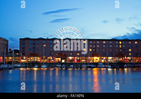 L'Albert Dock complesso in Liverpool di notte con la grande ruota panoramica Ferris in background Foto Stock