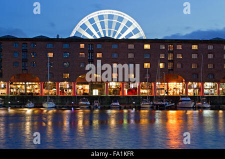 L'Albert Dock complesso in Liverpool di notte con la grande ruota panoramica Ferris in background Foto Stock