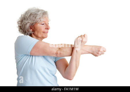 Donna anziana stretching le braccia mentre facendo esercizi di fitness Foto Stock