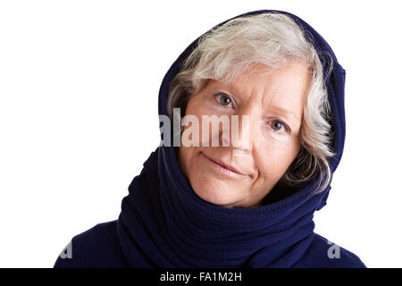 Senior donna con sciarpa e felpa con cappuccio in inverno Foto Stock