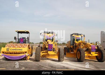 Ayutthaya, Thailandia. Xix Dec, 2015. Attrezzature da costruzione sono visibili durante il lancio di cerimonia di premiazione che si terrà a Chiang Rak Noi stazione nel centro della Tailandia Ayutthaya della provincia su organizzare Thailandia progetti ferroviari - Cina. © Vichan Poti/Pacific Press/Alamy Live News Foto Stock