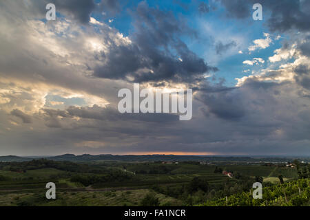 Una tempesta si growin fino oltre i campi di Italia Foto Stock