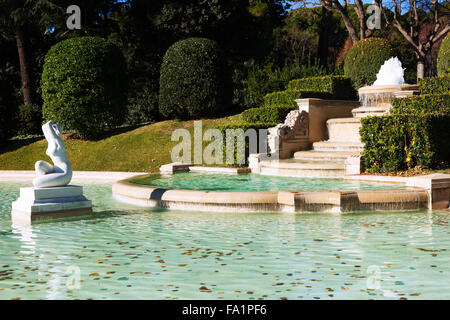 Fontana nel parco di Palau Reial de Pedralbes a Barcellona. Spagna Foto Stock