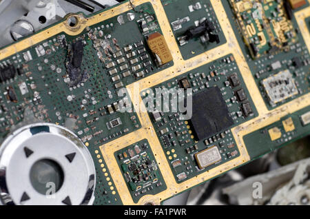 Una pila di pezzi rotti di telefoni cellulari e batterie del telefono Foto Stock