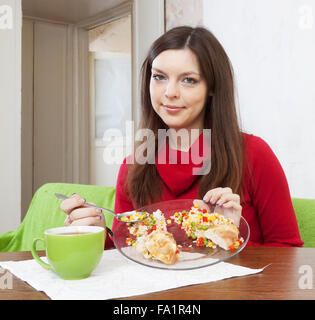 Ragazza diviso il pranzo per due parti a perdere peso Foto Stock