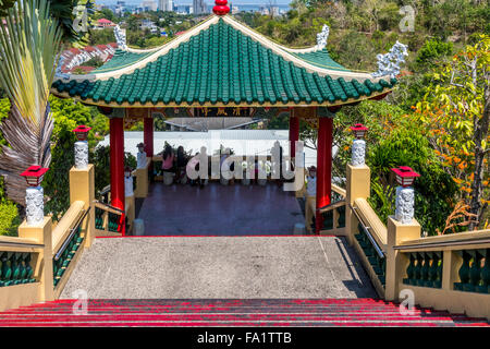 Le persone che visitano il tempio taoista nella città di Cebu, Filippine Foto Stock