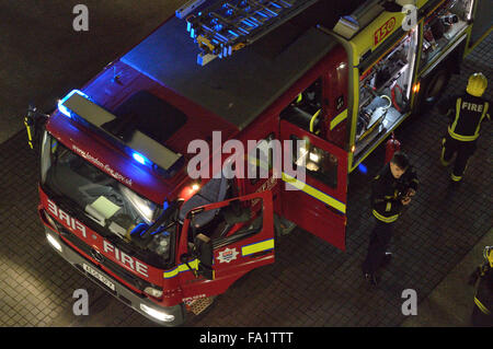 Due apparecchi dal London Fire Brigade assistere ad una superficie piana di un incendio nel North Woolwich, Londra Foto Stock