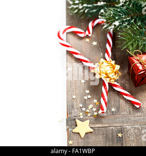 Natale Candy Canes e decorazioni su bianco Foto Stock