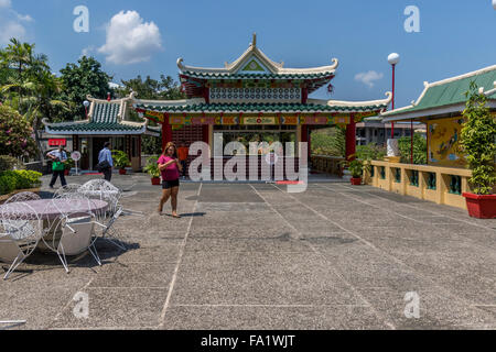 Per i visitatori in cerca di tutto il tempio taoista nella città di Cebu nelle Filippine Foto Stock