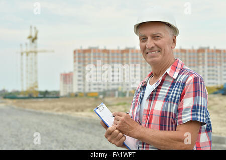 Senior in uomo in costruzione Foto Stock