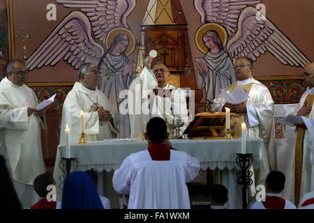 La città di Gaza, Striscia di Gaza, Territori palestinesi. Xx Dec, 2015. Il Patriarca Latino di Gerusalemme Fouad Twal arriva in Der chiesa latina per portare una massa davanti a Natale a Gaza City Dicembre 20, 2015 © Mohammed Asad/immagini APA/ZUMA filo/Alamy Live News Foto Stock