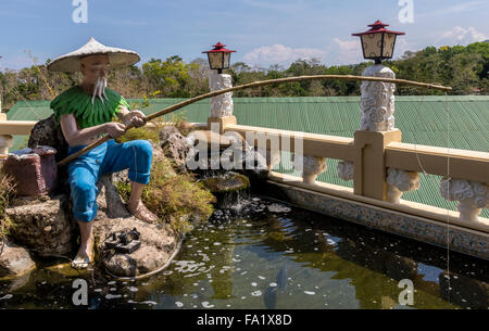 Pescatore decorativo al tempio taoista in Beverly Hills area di Cebu nelle Filippine Foto Stock