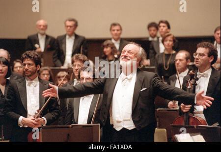 FILE - un file immagine datata 7 aprile 1993 mostra Kurt Masur, conduttore della New York Philharmonic, essendo applaudito dal pubblico in un concerto durante un tour europeo presso il Gewandhaus di Lipsia, in Germania. Il conduttore è morto il Sabato, 19 dicembre 2015 di età compresa tra i 88. Foto: WOLFGANG KLUGE/DPA Foto Stock