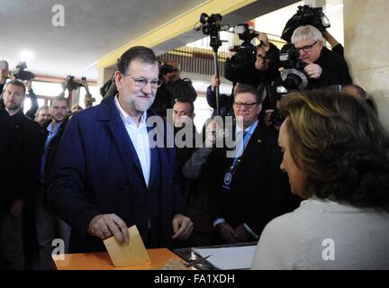 Madrid, Spagna. Xx Dec, 2015. Il Primo ministro spagnolo e leader del Partito popolare Mariano Rajoy getta il suo voto in corrispondenza di una stazione di polling a Madrid, capitale della Spagna, il 20 dicembre, 2015. Le elezioni generali di Spagna ha dato dei calci a fuori la domenica. © Eduardo/Xinhua/Alamy Live News Foto Stock