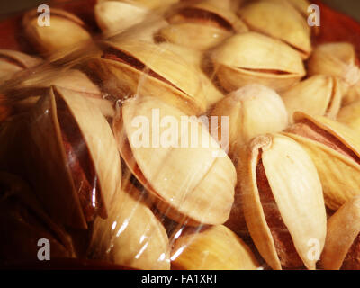 Deliziosi pistacchio sani avvolto con carta stagnola Foto Stock