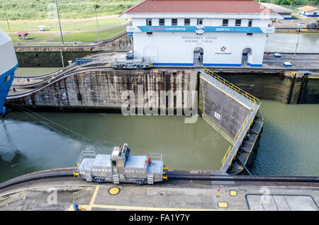 Locomotiva elettrica, mulo e cancelli di blocco a Miraflores Locks, sul Canale di Panama, Panama Foto Stock