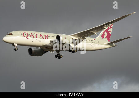 Qatar Airways Boeing 787-8 Dreamliner aereo di linea - A7-BCA atterraggio all'aeroporto di Londra Heathrow, Regno Unito Foto Stock