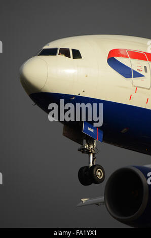 British Airways Boeing 777 -236 (ER) - aereo di linea a reazione G-YMMK che atterra all'aeroporto di Londra Heathrow, Regno Unito Foto Stock