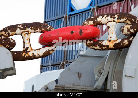 Primo piano della ruggine enorme catena di ancoraggio sul ponte della nave portacontainer Corte Real Foto Stock