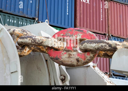 Primo piano della ruggine enorme catena di ancoraggio sul ponte della nave portacontainer Corte Real Foto Stock