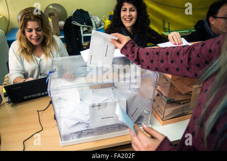 Madrid, Spagna. Xx Dec, 2015. Una donna getta la sua votazione nel corso di spagnolo elezioni generali © Marcos del Mazo/Pacific Press/Alamy Live News Foto Stock