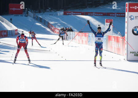 Pokljuka, Slovenia. Xx Dec, 2015. Jean Guillaume Beatrix da Francia e Emil Hegle Svendsen dalla Norvegia nell'area di finitura durante gli uomini 15km mass start alle gare di Biathlon gara di Coppa del Mondo a Pokljuka. Credito: Rok Rakun/Pacific Press/Alamy Live News Foto Stock