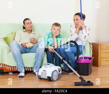 Di mezza età matura con nostro figlio adolescente dopo la pulizia della casa a casa Foto Stock