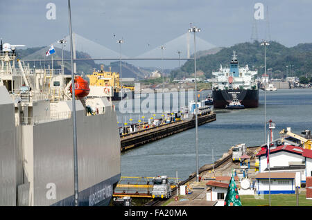 Navi che entrano sul Canale di Panama dopo Miraflores Locks. Foto Stock