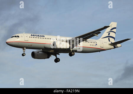 Aegean Airlines Airbus A320 -232 - aereo di linea SX-DVT in arrivo per atterrare all'aeroporto Heathrow di Londra, Regno Unito Foto Stock